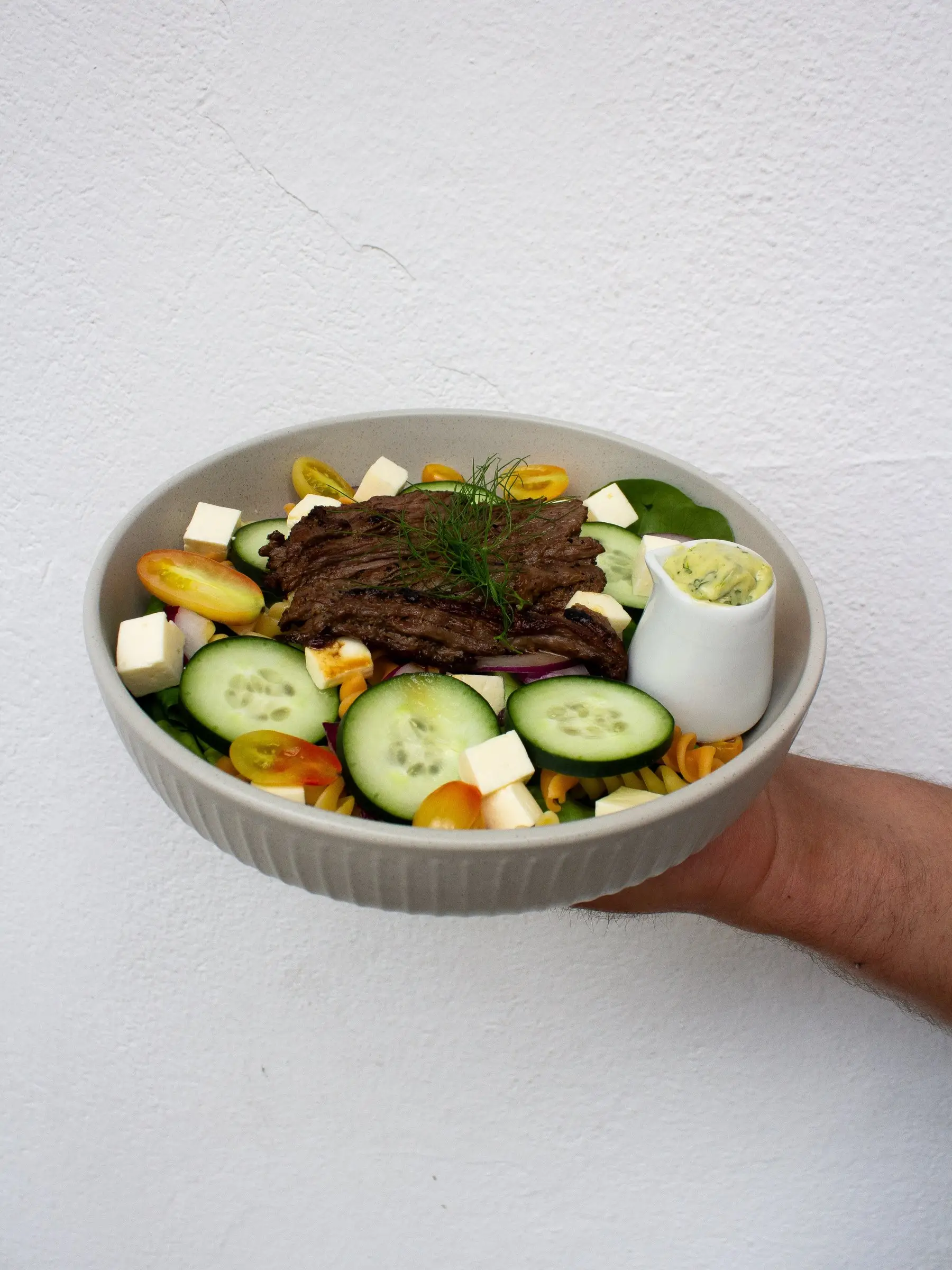 Bowl Sirloin con carne, pepino, tomate cherry, queso panela y pasta fusilli